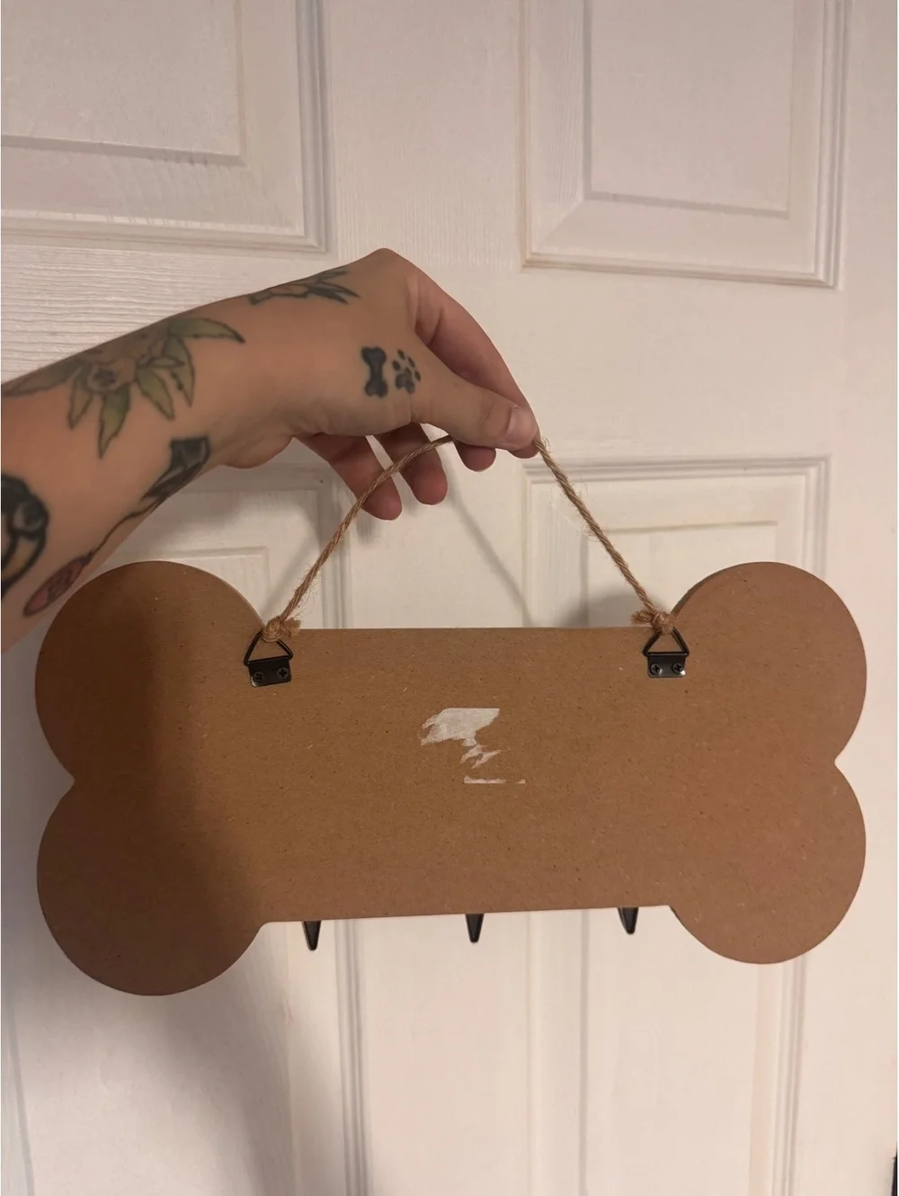 Bone-Shaped Wooden Wall Hook with 'Wipe Your Paws' Text and Paw Prints